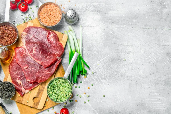 Sağlıklı gıda. Organik gıda çeşitli ham sığır eti. Rustik bir arka plan üzerinde.
