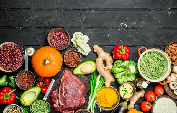 Comida Saludable Surtido Alimentos Ecológicos Con Filetes Carne Cruda Sobre — Foto de Stock