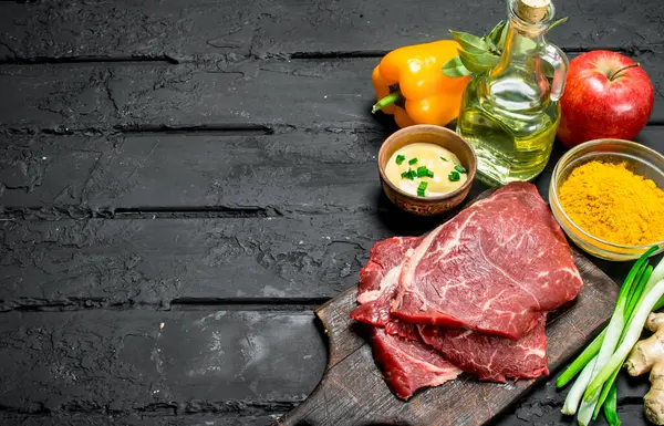 Comida Saludable Surtido Alimentos Ecológicos Con Filetes Carne Cruda Sobre —  Fotos de Stock