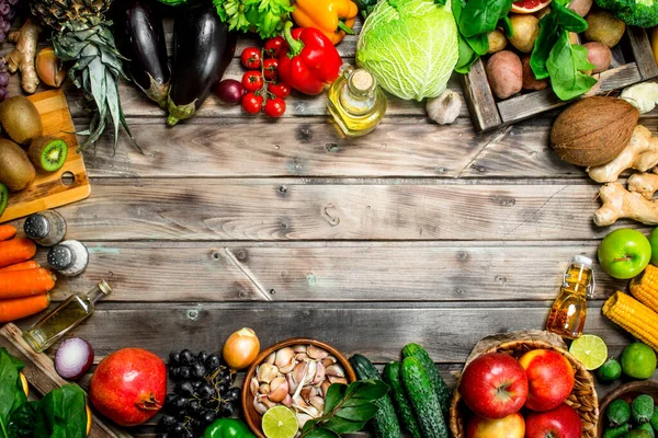 有機食品 有機野菜や果物 木製の背景に — ストック写真