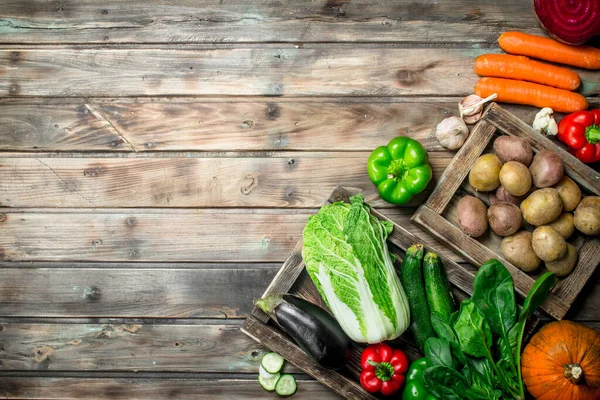 健康食品 新鮮な有機性果物と野菜の品揃え 木製の背景に — ストック写真