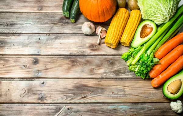 健康食品 新鮮な有機性果物と野菜の品揃え 木製の背景に — ストック写真