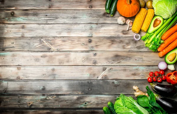 Здорова Їжа Асортимент Свіжих Органічних Фруктів Овочів Дерев Яному Тлі — стокове фото