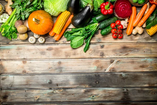 健康食品 熟した果物や野菜の様々 木製の背景に — ストック写真