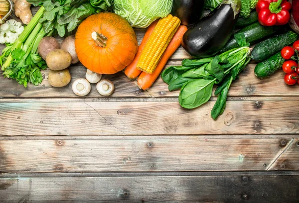 健康食品 有機性果物と野菜 木製の背景に — ストック写真