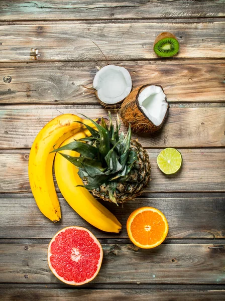 Gezonde Voeding Rijpe Biologische Fruit Een Houten Achtergrond — Stockfoto