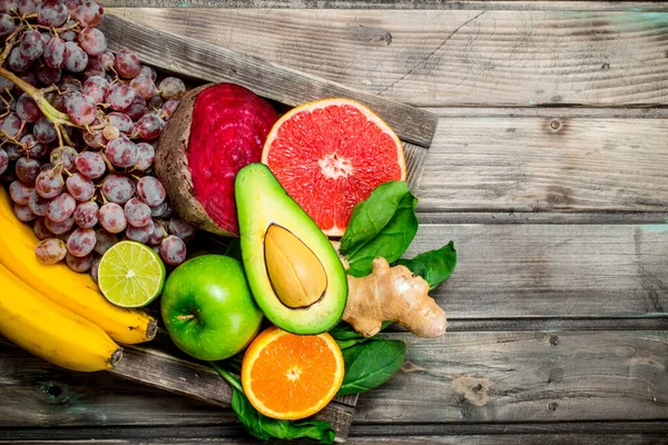 Gezonde Voeding Verse Biologische Groenten Fruit Een Oude Doos Een — Stockfoto