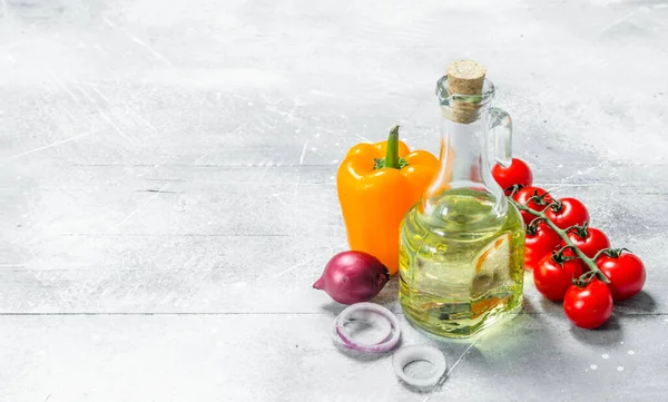 Organik gıda. Olgun sebze zeytin yağı ile. Rustik bir arka plan üzerinde.