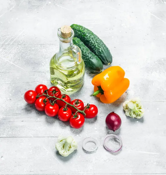 Organik gıda. Olgun sebze zeytin yağı ile. Rustik bir arka plan üzerinde.