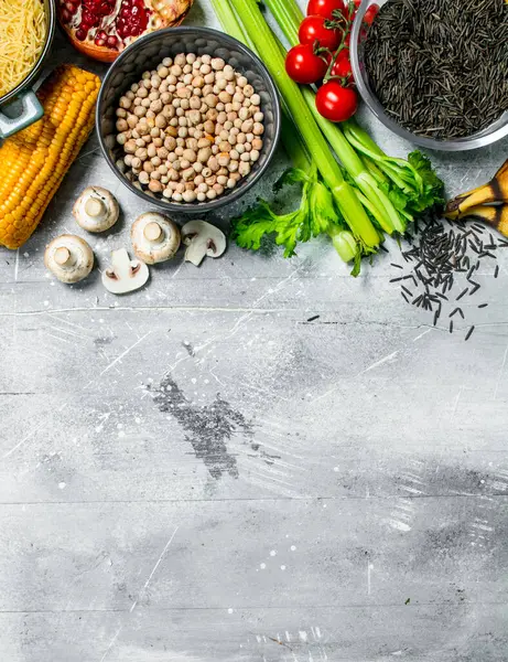 Organik gıda. Sebze ve meyve baklagiller ile sağlıklı ürün yelpazesine. Rustik bir arka plan üzerinde.