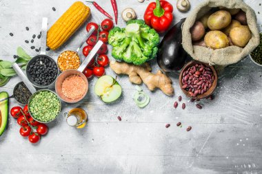 Sağlıklı gıda. Organik sebze ve meyve baklagiller ile ürün yelpazesine. Rustik bir arka plan üzerinde.