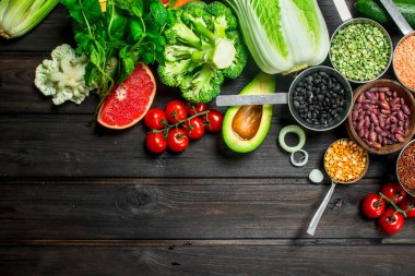 Sağlıklı gıda. Hububat bakliyat ve organik sebze ile ürün yelpazesine. Ahşap bir arka plan üzerinde.