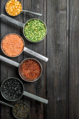 Sağlıklı gıda. Büyük çeşitli baklagiller. Ahşap bir arka plan üzerinde.