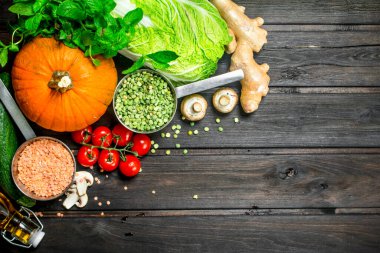 Organik gıda. Taze sebze ve baklagiller baharatlarla. Ahşap bir arka plan üzerinde.