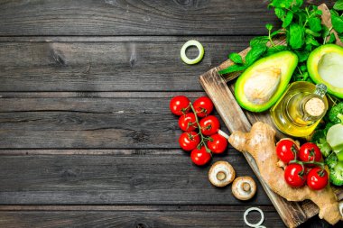 Organik gıda. Mezarda olgun sebze ürün yelpazesine. Ahşap bir arka plan üzerinde.