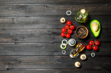 Organik gıda. Mantar ve zeytin yağı farklı çiğ sebze. Ahşap bir arka plan üzerinde.