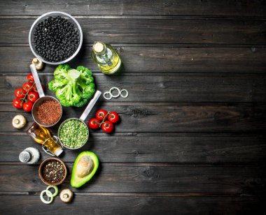 Organik gıda. Mantar ve zeytin yağı farklı çiğ sebze. Ahşap bir arka plan üzerinde.