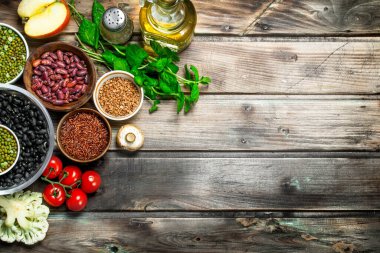 Sağlıklı gıda. Sebze ve meyve baklagiller ile sağlıklı ürün yelpazesine. Ahşap bir arka plan üzerinde.