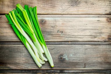 Taze yeşil soğan. Ahşap bir arka plan üzerinde.