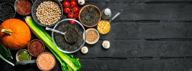 Organik gıda. Meyve ve sebze baklagiller ile farklı aralığı. Siyah bir rustik arka planda.