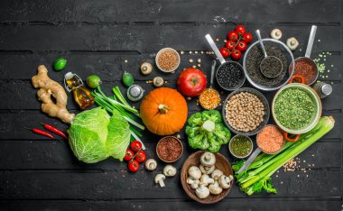 Organik gıda. Meyve ve sebze baklagiller ile farklı aralığı. Siyah bir rustik arka planda.