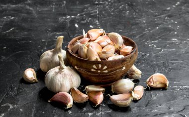 Sarımsak kase parçaları. Rustik arka plan üzerinde