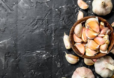 Sarımsak kase parçaları. Rustik arka plan üzerinde