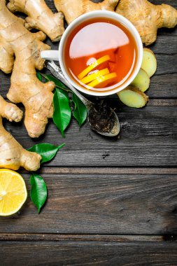 Limonlu zencefil çayı. Siyah ahşap arka plan üzerine