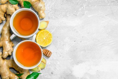 Zencefil çayı Kupası ve limon. Rustik arka plan üzerinde