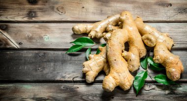 Taze zencefil yaprakları ile. Ahşap arka plan üzerinde