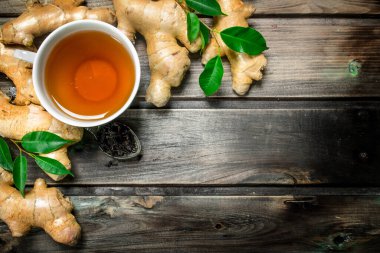 Taze zencefil çay. Ahşap arka plan üzerinde