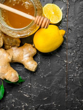 Zencefil limon ve bal ile. Rustik siyah arka plan üzerine