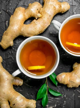 Zencefil ve limon ile çay. Rustik arka plan üzerinde