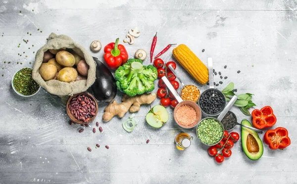 Sağlıklı gıda. Organik sebze ve meyve baklagiller ile ürün yelpazesine. Rustik bir arka plan üzerinde.