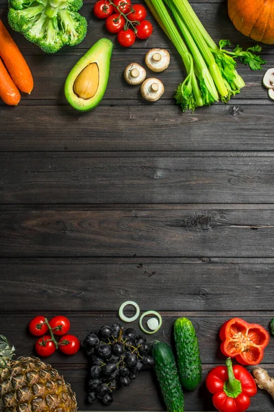 Comida Saludable Surtido Frutas Verduras Orgánicas Sobre Fondo Madera — Foto de Stock