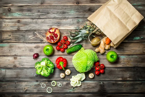 Органічна Їжа Харчовий Пакет Здоровими Овочами Фруктами Дерев Яному Тлі — стокове фото