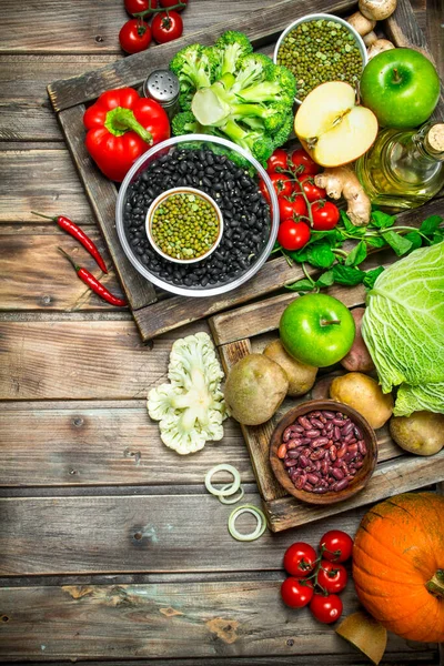 健康食品 マメ科植物による青果物の健康的な品揃え 木製の背景に — ストック写真