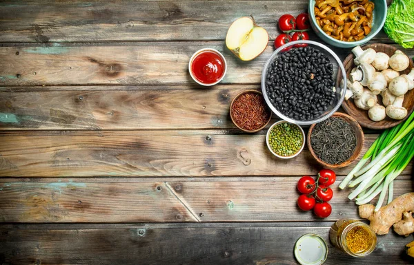 Gezonde Voeding Verscheidenheid Van Biologische Groenten Paddestoelen Een Houten Achtergrond — Stockfoto