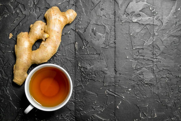 Çay ve taze zencefil. Rustik arka planda