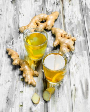 Zencefil çayı ve taze zencefil. Ahşap arka plan üzerinde