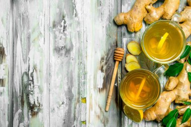 Çay limon ve taze zencefil. Beyaz ahşap arka plan üzerinde