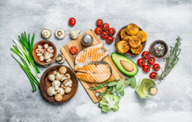 Somon ızgara biftek turşusu sarımsak ve otlar ile. Rustik bir arka plan üzerinde.