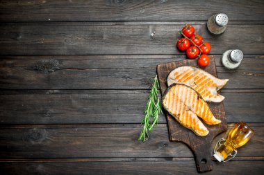 Somon ızgara biftek baharatlar ile. Ahşap bir arka plan üzerinde.