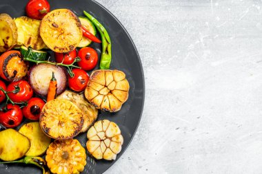 Baharat ile bir tabak ızgara sebze. Rustik bir arka plan üzerinde.