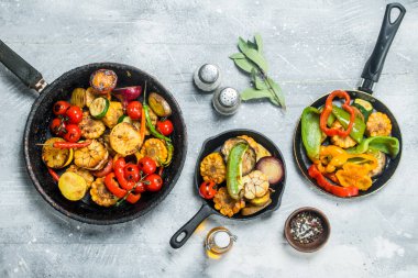 Baharat ve otlar ile ızgara sebzeler ürün yelpazesine. Rustik bir arka plan üzerinde.