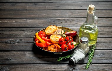 Otlar ve baharatlar ile farklı ızgara sebze. Ahşap bir arka plan üzerinde.