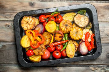 Otlar ve baharatlar ile farklı ızgara sebze. Ahşap bir arka plan üzerinde.