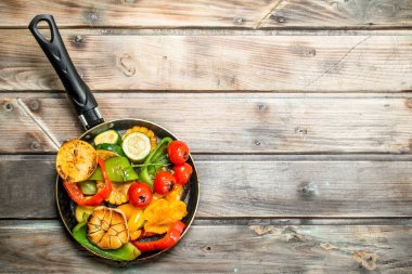 Otlar ve baharatlar ile farklı ızgara sebze. Ahşap bir arka plan üzerinde.