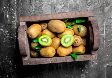 Tahta bir kutuda kivi. Rustik arka planda