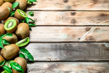 Kivi dilimleri yaprakları ile. Ahşap arka plan üzerinde